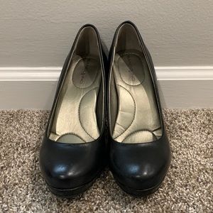 Bandolino Black Leather Pump